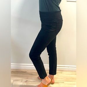 Lee: Slim Fit Skinny Leg Mid Rise Black Pants in Size 8 Medium